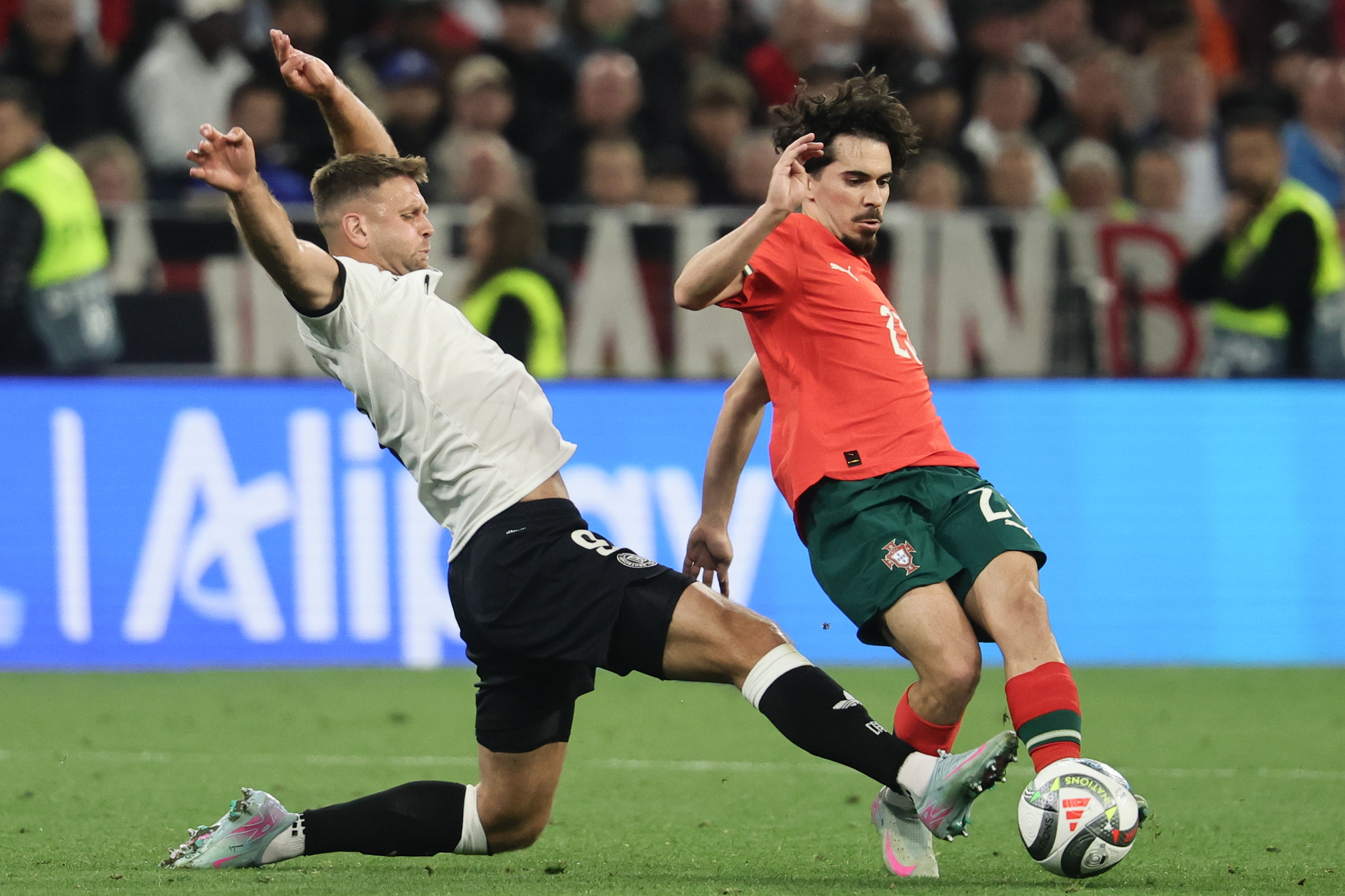 包含激烈角逐！欧国联赛拉开帷幕的词条