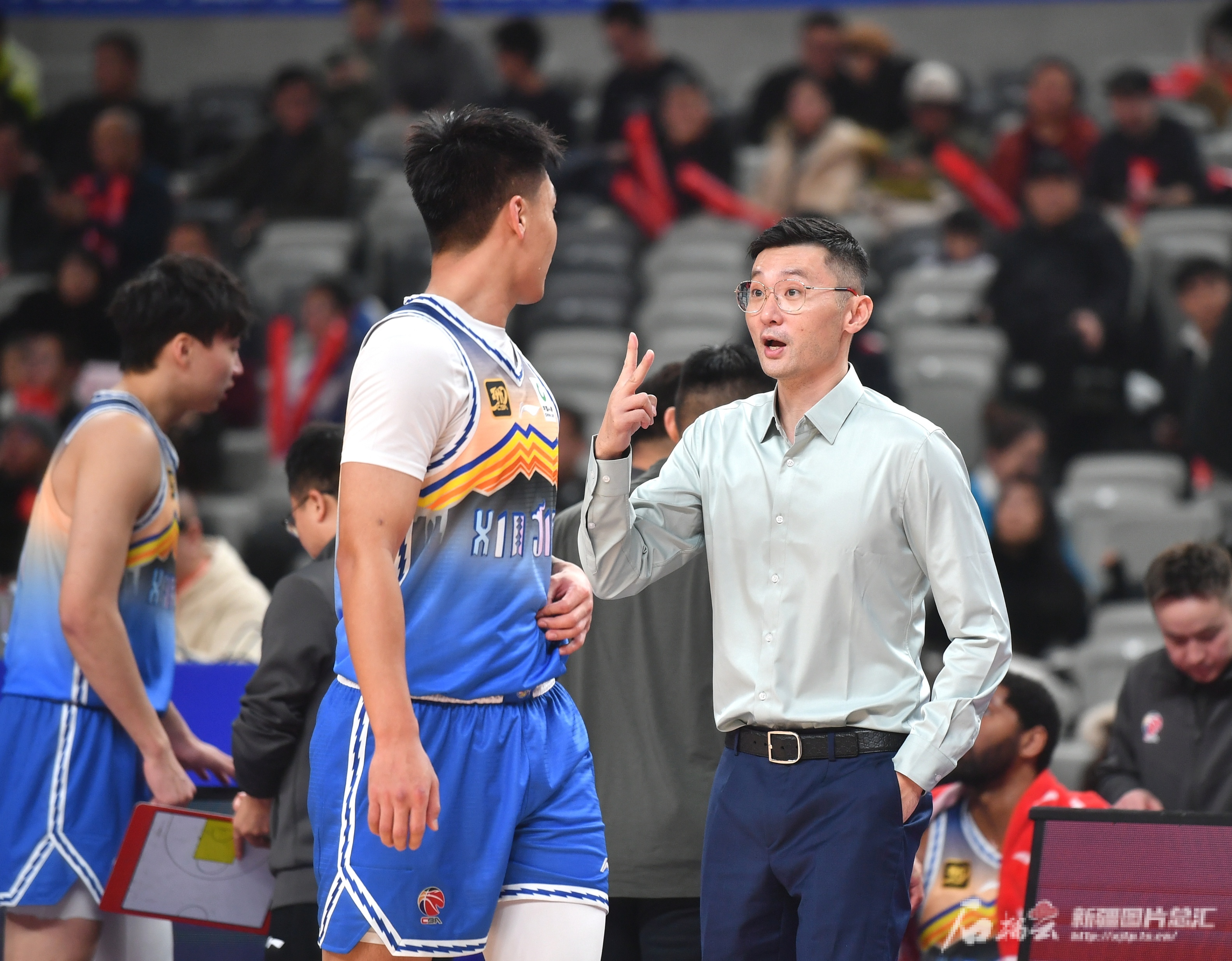 包含新疆男篮战优势明显，轻松击败对手的词条