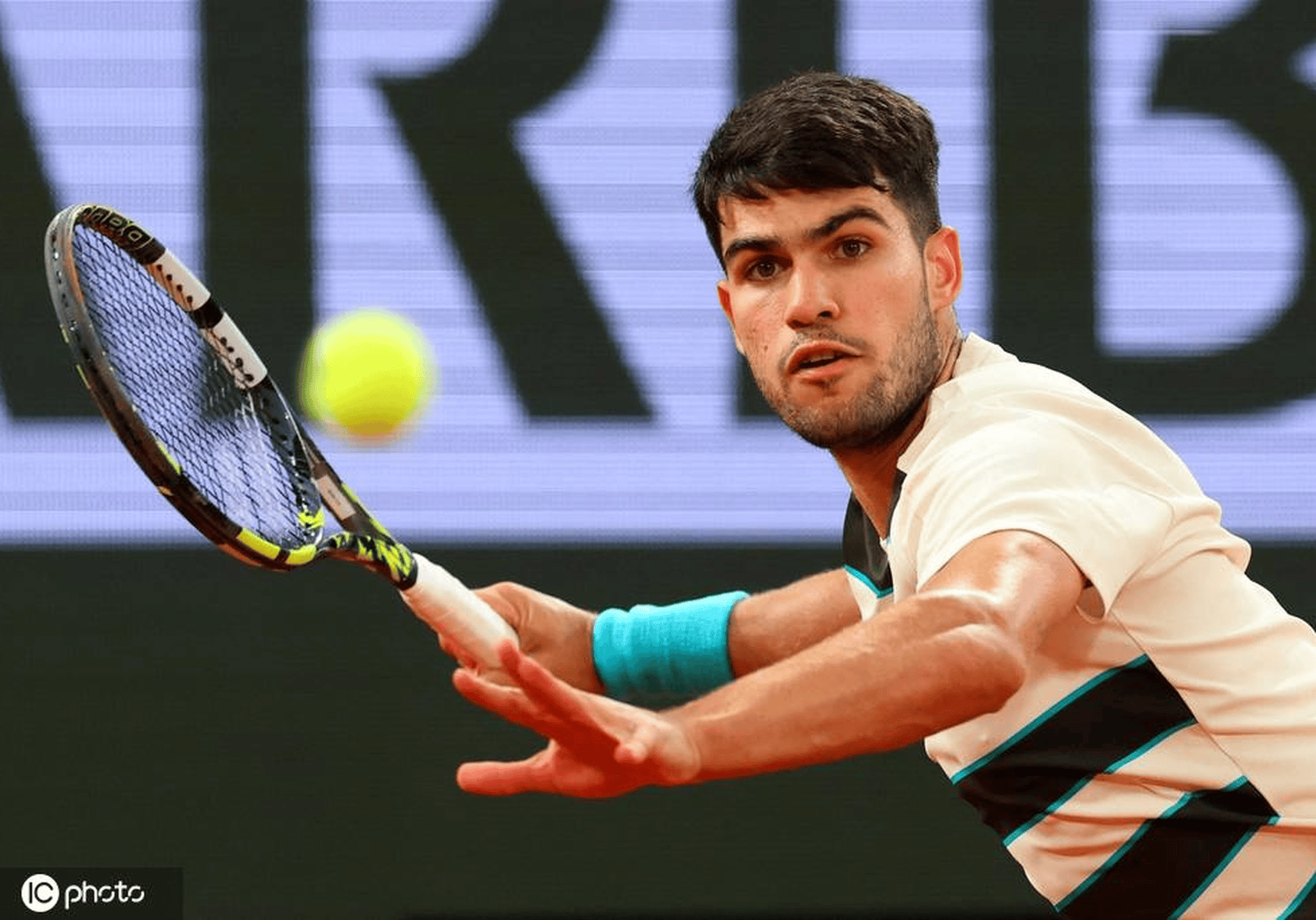 包含法网绝杀戴维斯杯，阿尔卡拉斯状态火热的词条