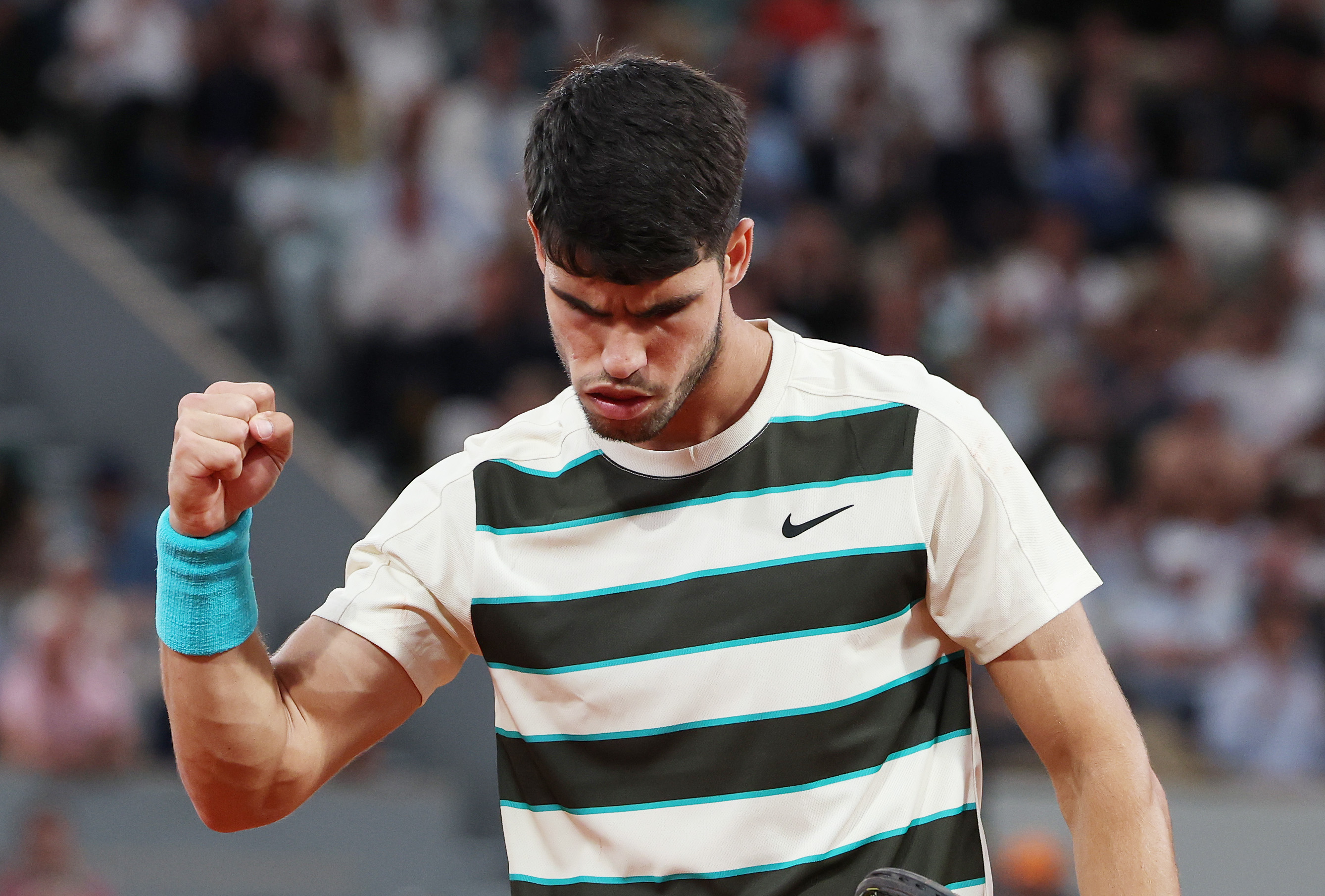 包含法网绝杀戴维斯杯，阿尔卡拉斯状态火热的词条