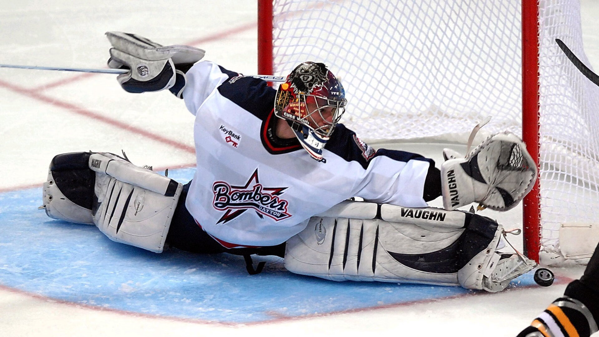 马刺绝杀雄鹿，麦科勒姆带队取胜，当冷门与坚韧交织的篮球之夜